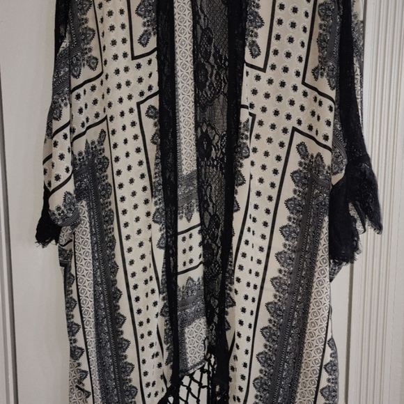 Lush Black Mesh Garment - Picture 3 of 11